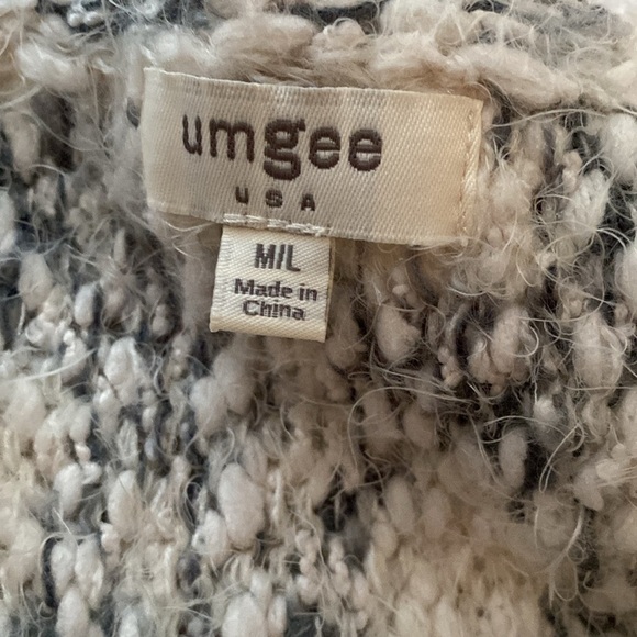 Umgee sweater fuzzy feel wide neck elbow length sleeves fringed Sz medium/large - Picture 6 of 7